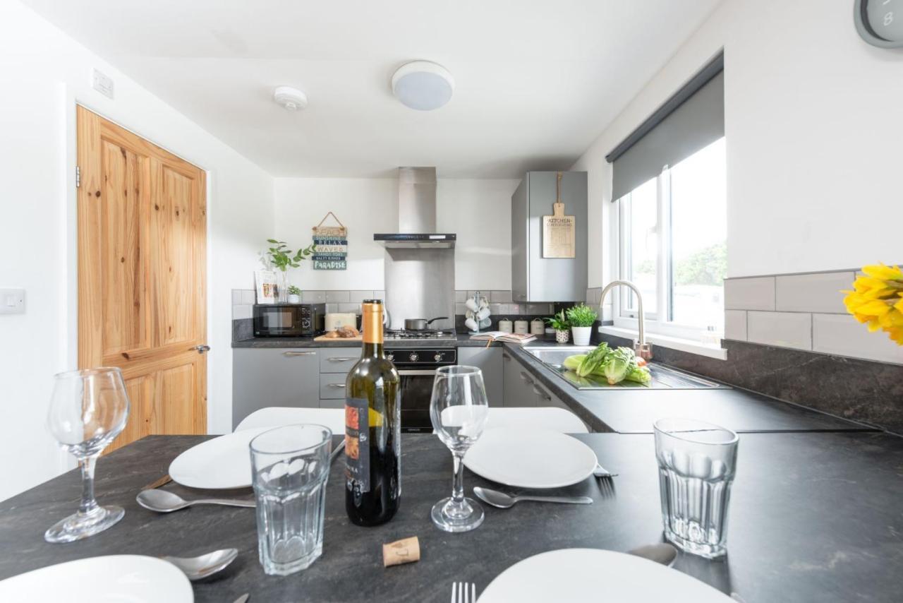 Wheal Prosper- Beautifully Fitted Wooden Lodge Helston Cornwall Exterior foto
