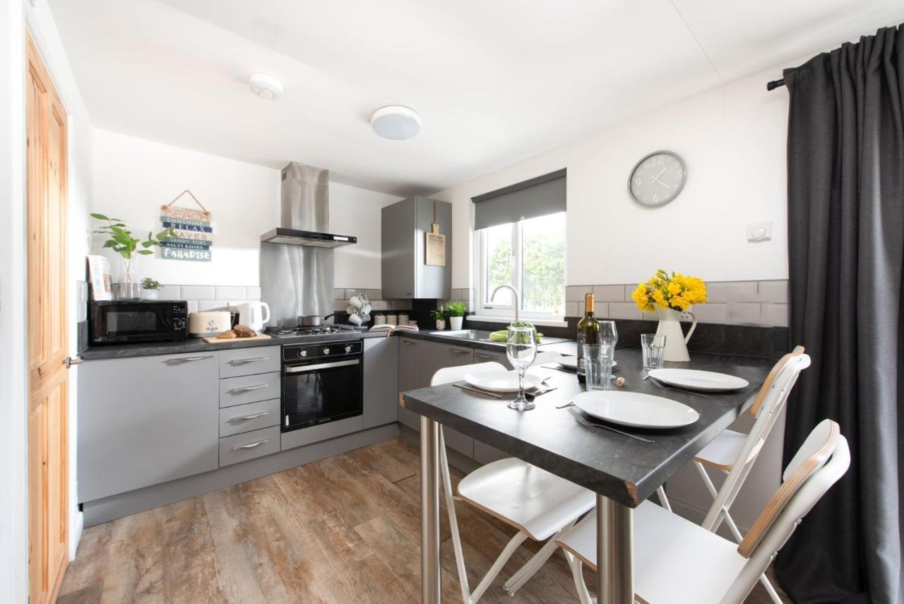 Wheal Prosper- Beautifully Fitted Wooden Lodge Helston Cornwall Exterior foto