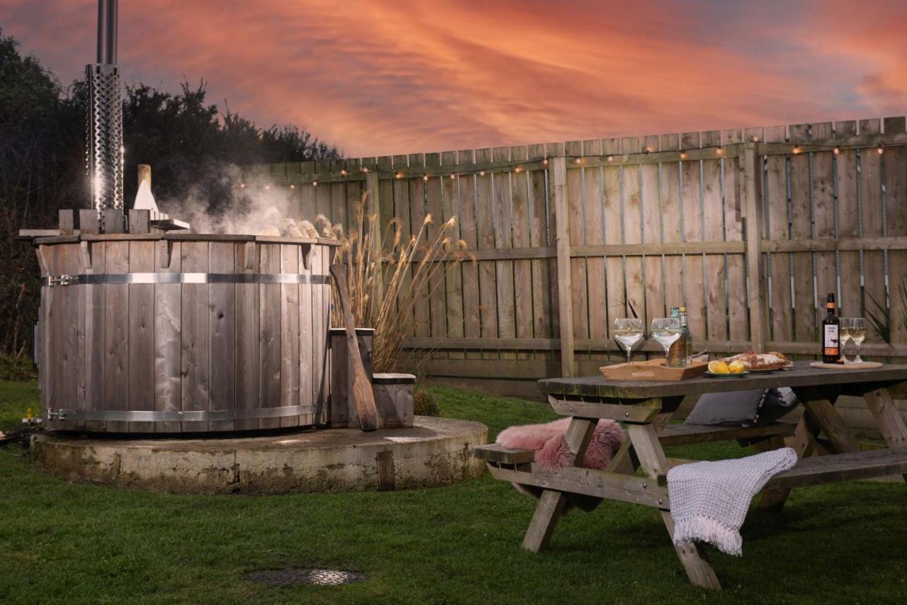 Wheal Prosper- Beautifully Fitted Wooden Lodge Helston Cornwall Exterior foto